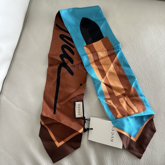 NWT Gucci Lipstick Print Silk Neckbow Multicolor 100% Authentic Blue Brown - Picture 2 of 7